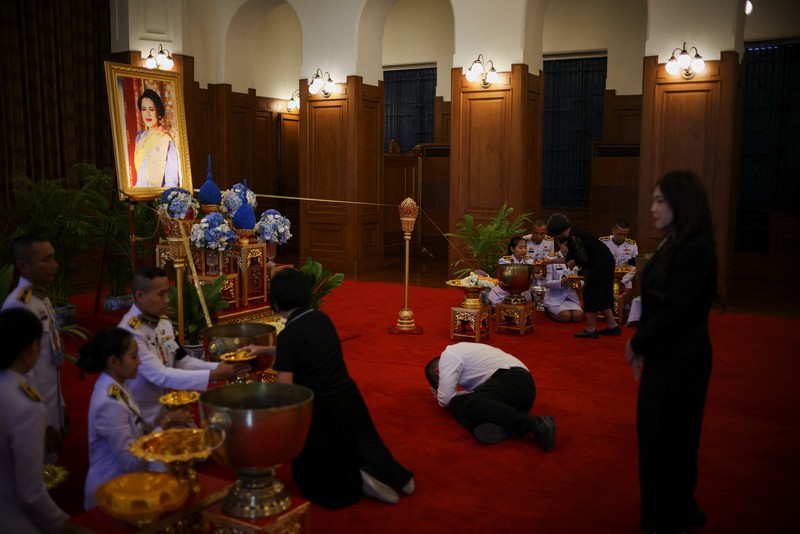 Iring-iringan mobil kerajaan mengangkut jenazah Ibu Suri Sirikit dari Rumah Sakit Memorial Raja Chulalongkorn ke Istana Raja, Bangkok, Thailand, 26 Oktober 2025. Iring-iringan mobil kerajaan mengangkut jenazah Ibu Suri Sirikit dari Rumah Sakit Memorial Raja Chulalongkorn ke Istana Raja, Bangkok, Thailand, 26 Oktober 2025. (REUTERS/Athit Perawongmetha)