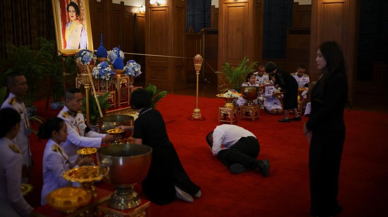 Iring-iringan mobil kerajaan mengangkut jenazah Ibu Suri Sirikit dari Rumah Sakit Memorial Raja Chulalongkorn ke Istana Raja, Bangkok, Thailand, 26 Oktober 2025. Iring-iringan mobil kerajaan mengangkut jenazah Ibu Suri Sirikit dari Rumah Sakit Memorial Raja Chulalongkorn ke Istana Raja, Bangkok, Thailand, 26 Oktober 2025. (REUTERS/Athit Perawongmetha)
