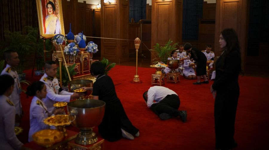 Iring-iringan mobil kerajaan mengangkut jenazah Ibu Suri Sirikit dari Rumah Sakit Memorial Raja Chulalongkorn ke Istana Raja, Bangkok, Thailand, 26 Oktober 2025. Iring-iringan mobil kerajaan mengangkut jenazah Ibu Suri Sirikit dari Rumah Sakit Memorial Raja Chulalongkorn ke Istana Raja, Bangkok, Thailand, 26 Oktober 2025. (REUTERS/Athit Perawongmetha)