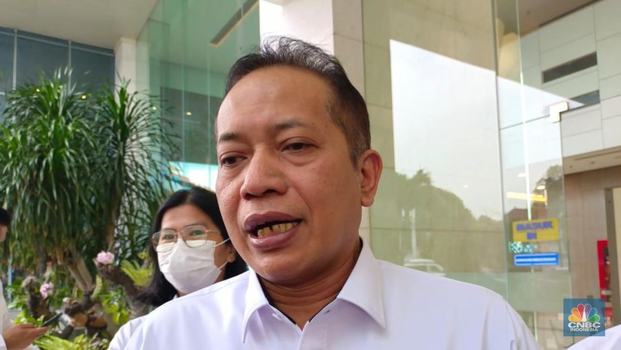 Menteri Koperasi (Menkop) Ferry Juliantono saat ditemui usai rapat koordinasi terbatas (Rakortas) di kantor Kemenko Pangan, Jakarta, Senin (27/10/2025). (CNBC Indonesia/Martyasari Rizky)