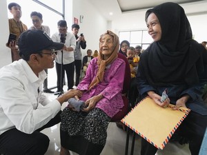 Tinjau Penyaluran Bansos di Bandung, Mensos Pastikan Bantuan Tepat Sasaran
