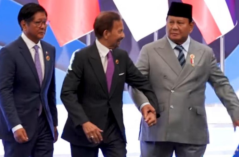 Momen Presiden Prabowo Subianto sigap bantu Sultan Brunei turun tangga di KTT ASEAN 2025, Minggu (26/10/2025). Momen Presiden Prabowo Subianto sigap bantu Sultan Brunei turun tangga di KTT ASEAN 2025, Minggu (26/10/2025). (Tangkapan layar YouTube Setpres)