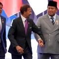 Momen Prabowo Sigap Bantu Sultan Brunei Turun Tangga di KTT ASEAN
