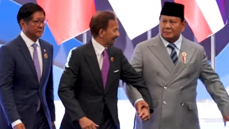 Momen Presiden Prabowo Subianto sigap bantu Sultan Brunei turun tangga di KTT ASEAN 2025, Minggu (26/10/2025). Momen Presiden Prabowo Subianto sigap bantu Sultan Brunei turun tangga di KTT ASEAN 2025, Minggu (26/10/2025). (Tangkapan layar YouTube Setpres)