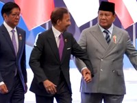 Momen Prabowo Sigap Bantu Sultan Brunei Turun Tangga di KTT ASEAN