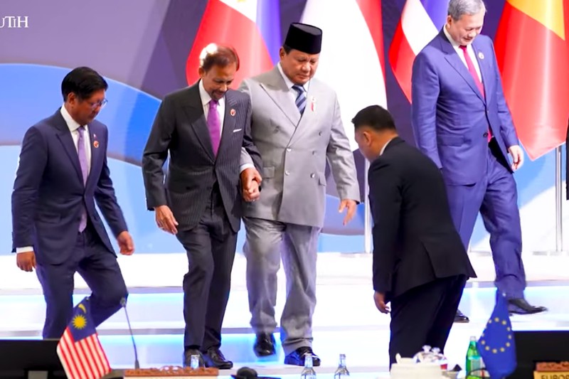 Momen Presiden Prabowo Subianto sigap bantu Sultan Brunei turun tangga di KTT ASEAN 2025, Minggu (26/10/2025). Momen Presiden Prabowo Subianto sigap bantu Sultan Brunei turun tangga di KTT ASEAN 2025, Minggu (26/10/2025). (Tangkapan layar YouTube Setpres)