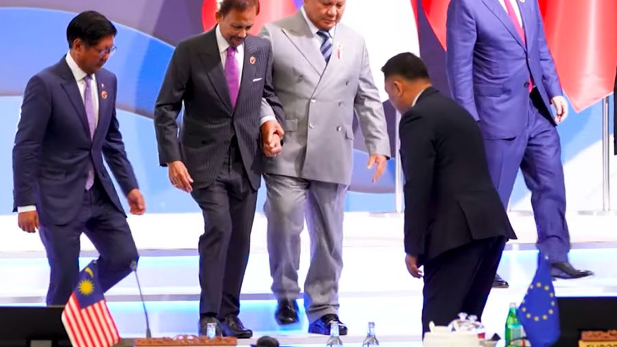 Momen Presiden Prabowo Subianto sigap bantu Sultan Brunei turun tangga di KTT ASEAN 2025, Minggu (26/10/2025). Momen Presiden Prabowo Subianto sigap bantu Sultan Brunei turun tangga di KTT ASEAN 2025, Minggu (26/10/2025). (Tangkapan layar YouTube Setpres)