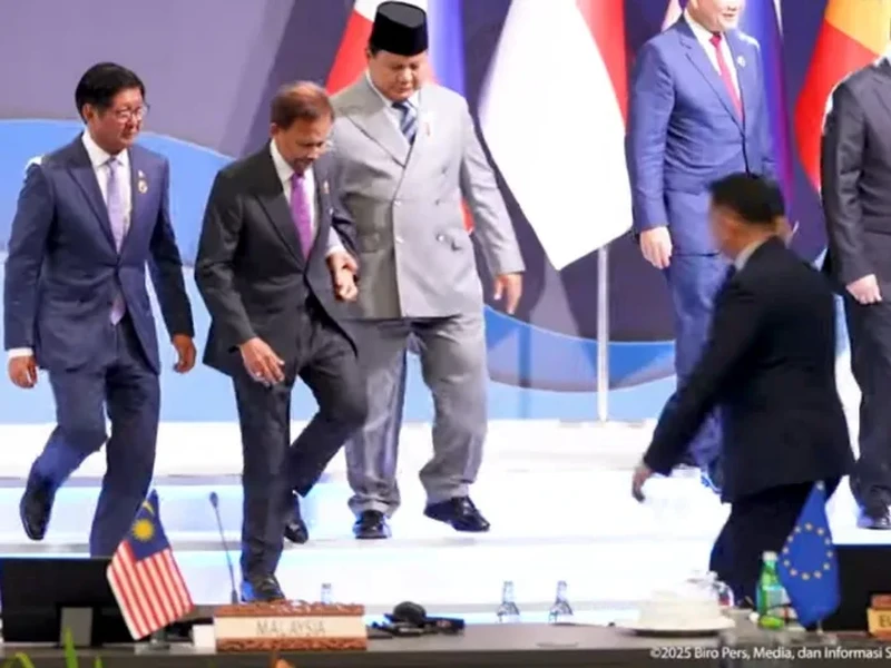 Momen Presiden Prabowo Subianto sigap bantu Sultan Brunei turun tangga di KTT ASEAN 2025, Minggu (26/10/2025). Momen Presiden Prabowo Subianto sigap bantu Sultan Brunei turun tangga di KTT ASEAN 2025, Minggu (26/10/2025). (Tangkapan layar YouTube Setpres)