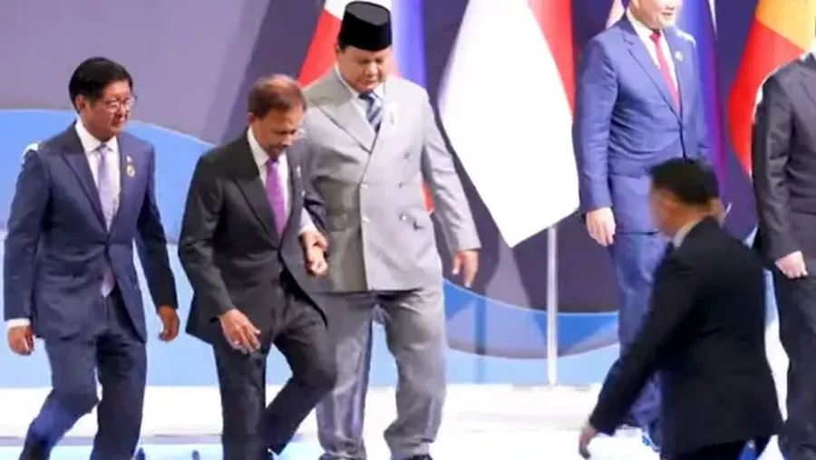 Momen Presiden Prabowo Subianto sigap bantu Sultan Brunei turun tangga di KTT ASEAN 2025, Minggu (26/10/2025). Momen Presiden Prabowo Subianto sigap bantu Sultan Brunei turun tangga di KTT ASEAN 2025, Minggu (26/10/2025). (Tangkapan layar YouTube Setpres)