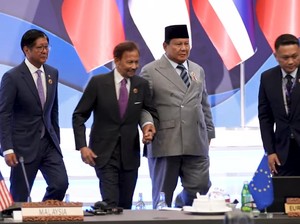 Momen Hangat Prabowo Gandeng Sultan Brunei di Tangga Panggung KTT ASEAN