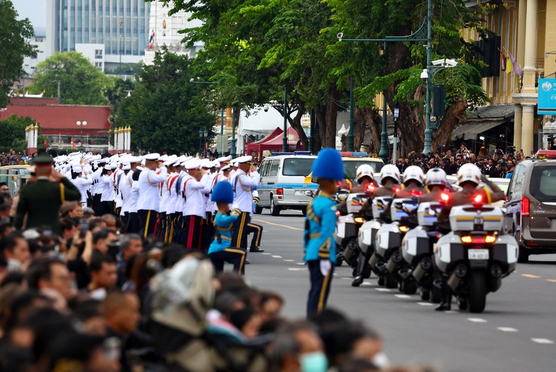Iring-iringan mobil kerajaan mengangkut jenazah Ibu Suri Sirikit dari Rumah Sakit Memorial Raja Chulalongkorn ke Istana Raja, Bangkok, Thailand, 26 Oktober 2025. Iring-iringan mobil kerajaan mengangkut jenazah Ibu Suri Sirikit dari Rumah Sakit Memorial Raja Chulalongkorn ke Istana Raja, Bangkok, Thailand, 26 Oktober 2025. (REUTERS/Athit Perawongmetha)