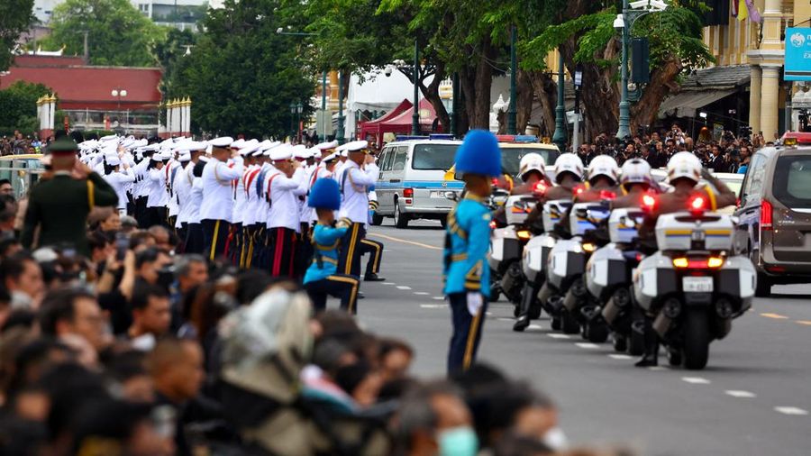 Iring-iringan mobil kerajaan mengangkut jenazah Ibu Suri Sirikit dari Rumah Sakit Memorial Raja Chulalongkorn ke Istana Raja, Bangkok, Thailand, 26 Oktober 2025. Iring-iringan mobil kerajaan mengangkut jenazah Ibu Suri Sirikit dari Rumah Sakit Memorial Raja Chulalongkorn ke Istana Raja, Bangkok, Thailand, 26 Oktober 2025. (REUTERS/Athit Perawongmetha)