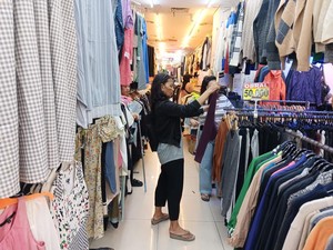 Pedagang Thrifting Senen Tolak Saran Purbaya: Barang Lokal Nggak Laku di Sini