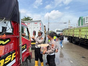 Polrestabes Semarang Alihkan Arus di Jalan Kaligawe Akibat Banjir