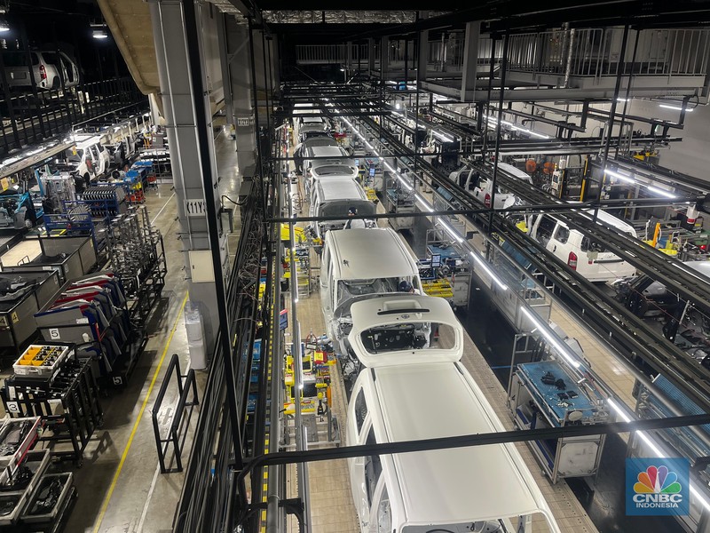 Perakitan kendaraan sebagai salah satu bagian dari produksi kendaraan di pabrik Daihatsu Kyoto, Jepang, Senin (27/10/2025). Perakitan kendaraan sebagai salah satu bagian dari produksi kendaraan di pabrik Daihatsu Kyoto, Jepang, Senin (27/10/2025). (CNBC Indonesia/Ferry Sandi)