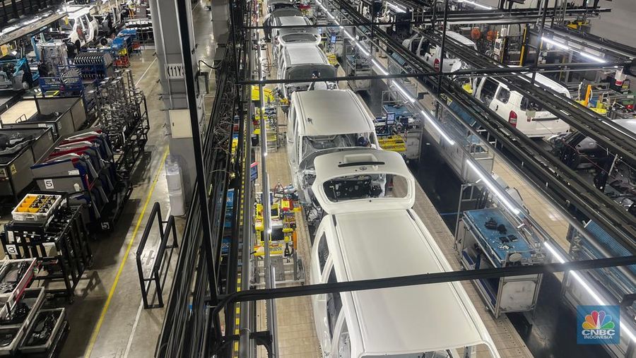 Perakitan kendaraan sebagai salah satu bagian dari produksi kendaraan di pabrik Daihatsu Kyoto, Jepang, Senin (27/10/2025). (CNBC Indonesia/Ferry Sandi)