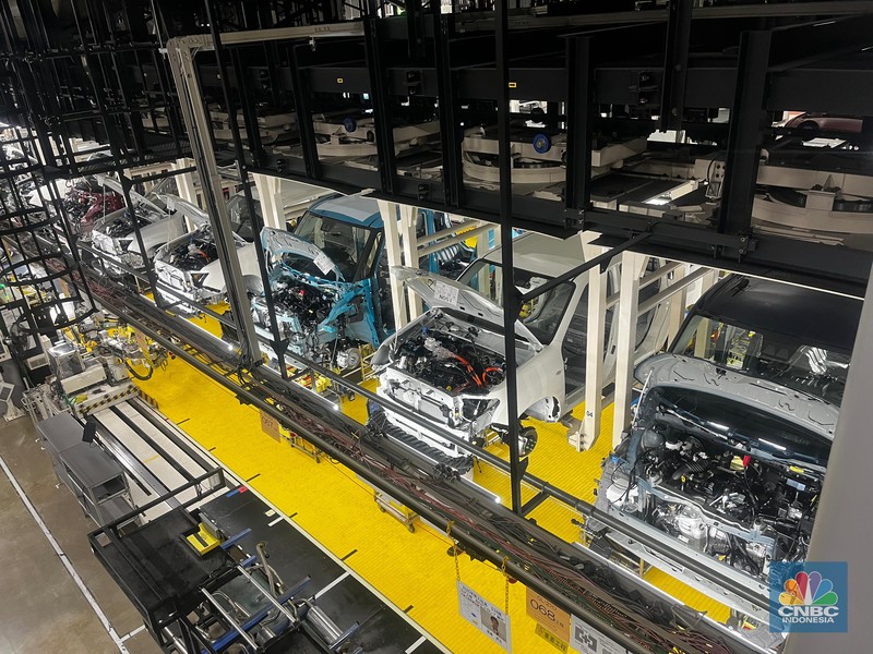 Perakitan kendaraan sebagai salah satu bagian dari produksi kendaraan di pabrik Daihatsu Kyoto, Jepang, Senin (27/10/2025). Perakitan kendaraan sebagai salah satu bagian dari produksi kendaraan di pabrik Daihatsu Kyoto, Jepang, Senin (27/10/2025). (CNBC Indonesia/Ferry Sandi)