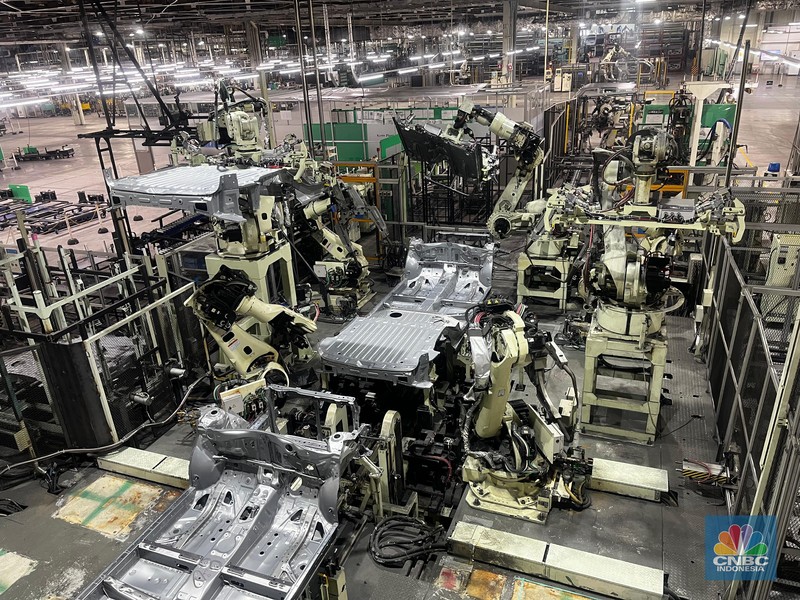 Perakitan kendaraan sebagai salah satu bagian dari produksi kendaraan di pabrik Daihatsu Kyoto, Jepang, Senin (27/10/2025). Perakitan kendaraan sebagai salah satu bagian dari produksi kendaraan di pabrik Daihatsu Kyoto, Jepang, Senin (27/10/2025). (CNBC Indonesia/Ferry Sandi)
