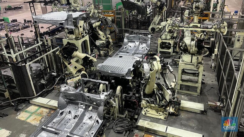 Perakitan kendaraan sebagai salah satu bagian dari produksi kendaraan di pabrik Daihatsu Kyoto, Jepang, Senin (27/10/2025). Perakitan kendaraan sebagai salah satu bagian dari produksi kendaraan di pabrik Daihatsu Kyoto, Jepang, Senin (27/10/2025). (CNBC Indonesia/Ferry Sandi)