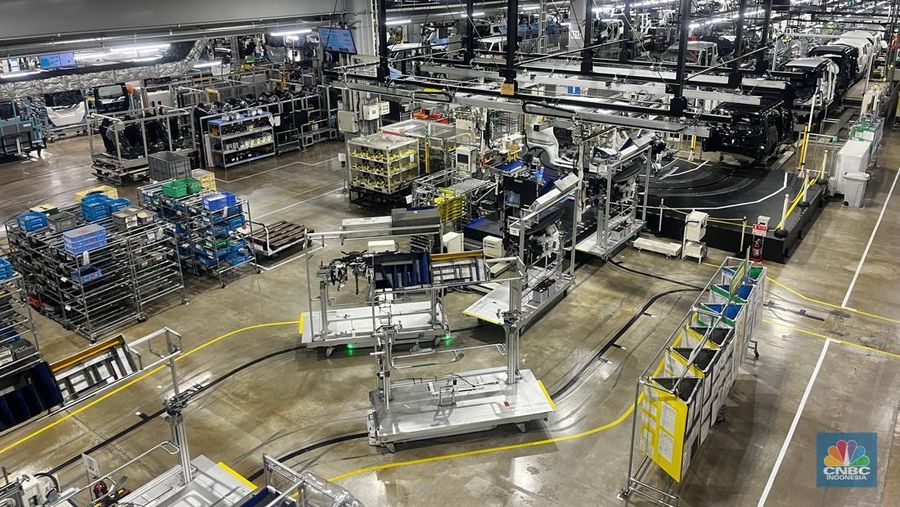Perakitan kendaraan sebagai salah satu bagian dari produksi kendaraan di pabrik Daihatsu Kyoto, Jepang, Senin (27/10/2025). Perakitan kendaraan sebagai salah satu bagian dari produksi kendaraan di pabrik Daihatsu Kyoto, Jepang, Senin (27/10/2025). (CNBC Indonesia/Ferry Sandi)