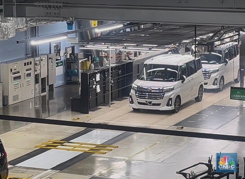 Perakitan kendaraan sebagai salah satu bagian dari produksi kendaraan di pabrik Daihatsu Kyoto, Jepang, Senin (27/10/2025). Perakitan kendaraan sebagai salah satu bagian dari produksi kendaraan di pabrik Daihatsu Kyoto, Jepang, Senin (27/10/2025). (CNBC Indonesia/Ferry Sandi)