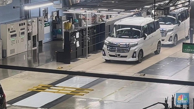 Perakitan kendaraan sebagai salah satu bagian dari produksi kendaraan di pabrik Daihatsu Kyoto, Jepang, Senin (27/10/2025). Perakitan kendaraan sebagai salah satu bagian dari produksi kendaraan di pabrik Daihatsu Kyoto, Jepang, Senin (27/10/2025). (CNBC Indonesia/Ferry Sandi)