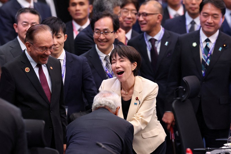 Perdana Menteri Jepang Sanae Takaichi bereaksi saat Perdana Menteri Timor-Leste Kay Rala Xanana Gusmao menyambutnya selama KTT ASEAN-Jepang ke-28, sebagai bagian dari KTT ASEAN ke-47 dan KTT Terkait di Kuala Lumpur, Malaysia, 26 Oktober 2025. Perdana Menteri Jepang Sanae Takaichi bereaksi saat Perdana Menteri Timor-Leste Kay Rala Xanana Gusmao menyambutnya selama KTT ASEAN-Jepang ke-28, sebagai bagian dari KTT ASEAN ke-47 dan KTT Terkait di Kuala Lumpur, Malaysia, 26 Oktober 2025. (REUTERS/Chalinee Thirasupa/Pool)
