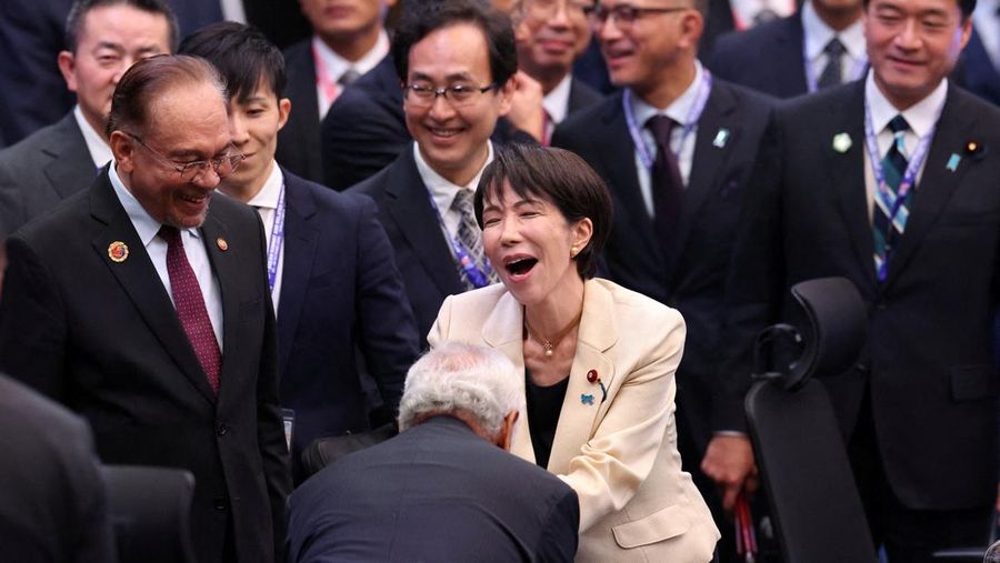 Perdana Menteri Jepang Sanae Takaichi bereaksi saat Perdana Menteri Timor-Leste Kay Rala Xanana Gusmao menyambutnya selama KTT ASEAN-Jepang ke-28, sebagai bagian dari KTT ASEAN ke-47 dan KTT Terkait di Kuala Lumpur, Malaysia, 26 Oktober 2025. (REUTERS/Chalinee Thirasupa/Pool)