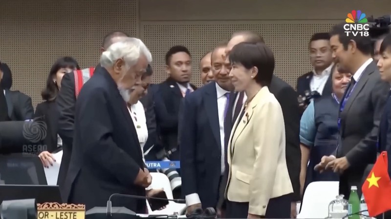 Perdana Menteri Jepang Sanae Takaichi bereaksi saat Perdana Menteri Timor-Leste Kay Rala Xanana Gusmao menyambutnya selama KTT ASEAN-Jepang ke-28, sebagai bagian dari KTT ASEAN ke-47 dan KTT Terkait di Kuala Lumpur, Malaysia, 26 Oktober 2025. (REUTERS/Chalinee Thirasupa/Pool)
