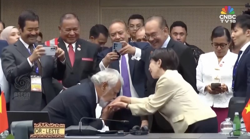 Perdana Menteri Jepang Sanae Takaichi bereaksi saat Perdana Menteri Timor-Leste Kay Rala Xanana Gusmao menyambutnya selama KTT ASEAN-Jepang ke-28, sebagai bagian dari KTT ASEAN ke-47 dan KTT Terkait di Kuala Lumpur, Malaysia, 26 Oktober 2025. Perdana Menteri Jepang Sanae Takaichi bereaksi saat Perdana Menteri Timor-Leste Kay Rala Xanana Gusmao menyambutnya selama KTT ASEAN-Jepang ke-28, sebagai bagian dari KTT ASEAN ke-47 dan KTT Terkait di Kuala Lumpur, Malaysia, 26 Oktober 2025. (REUTERS/Chalinee Thirasupa/Pool)