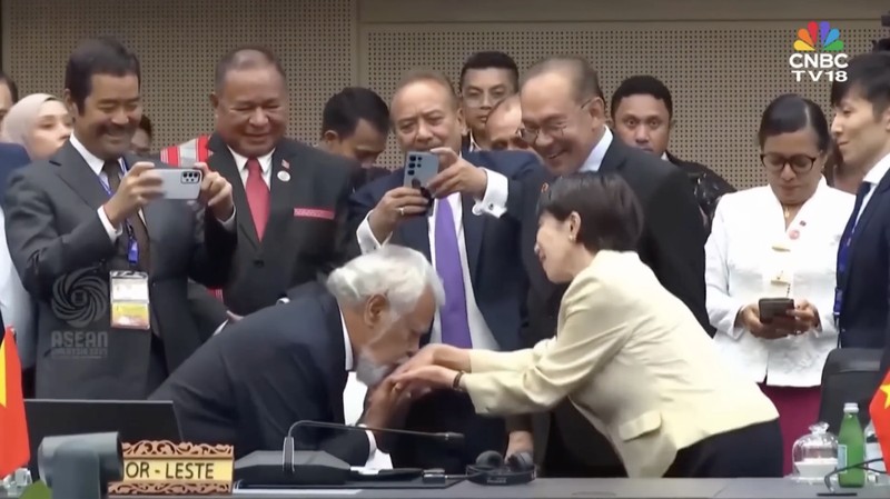 Perdana Menteri Jepang Sanae Takaichi bereaksi saat Perdana Menteri Timor-Leste Kay Rala Xanana Gusmao menyambutnya selama KTT ASEAN-Jepang ke-28, sebagai bagian dari KTT ASEAN ke-47 dan KTT Terkait di Kuala Lumpur, Malaysia, 26 Oktober 2025. (REUTERS/Chalinee Thirasupa/Pool)