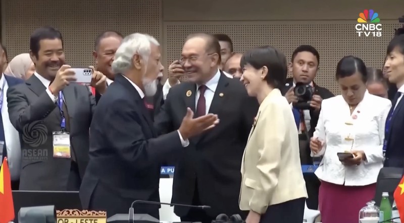 Perdana Menteri Jepang Sanae Takaichi bereaksi saat Perdana Menteri Timor-Leste Kay Rala Xanana Gusmao menyambutnya selama KTT ASEAN-Jepang ke-28, sebagai bagian dari KTT ASEAN ke-47 dan KTT Terkait di Kuala Lumpur, Malaysia, 26 Oktober 2025. Perdana Menteri Jepang Sanae Takaichi bereaksi saat Perdana Menteri Timor-Leste Kay Rala Xanana Gusmao menyambutnya selama KTT ASEAN-Jepang ke-28, sebagai bagian dari KTT ASEAN ke-47 dan KTT Terkait di Kuala Lumpur, Malaysia, 26 Oktober 2025. (REUTERS/Chalinee Thirasupa/Pool)