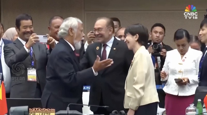 Perdana Menteri Jepang Sanae Takaichi bereaksi saat Perdana Menteri Timor-Leste Kay Rala Xanana Gusmao menyambutnya selama KTT ASEAN-Jepang ke-28, sebagai bagian dari KTT ASEAN ke-47 dan KTT Terkait di Kuala Lumpur, Malaysia, 26 Oktober 2025. (REUTERS/Chalinee Thirasupa/Pool)