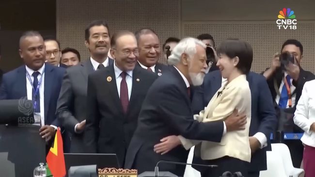 Momen Genit PM Timor Leste Cium Tangan dan Peluk PM Jepang di KTT ASEAN