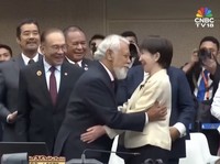 Momen Genit PM Timor Leste Cium Tangan & Peluk PM Jepang di KTT ASEAN