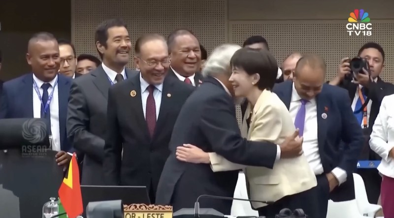 Perdana Menteri Jepang Sanae Takaichi bereaksi saat Perdana Menteri Timor-Leste Kay Rala Xanana Gusmao menyambutnya selama KTT ASEAN-Jepang ke-28, sebagai bagian dari KTT ASEAN ke-47 dan KTT Terkait di Kuala Lumpur, Malaysia, 26 Oktober 2025. Perdana Menteri Jepang Sanae Takaichi bereaksi saat Perdana Menteri Timor-Leste Kay Rala Xanana Gusmao menyambutnya selama KTT ASEAN-Jepang ke-28, sebagai bagian dari KTT ASEAN ke-47 dan KTT Terkait di Kuala Lumpur, Malaysia, 26 Oktober 2025. (REUTERS/Chalinee Thirasupa/Pool)