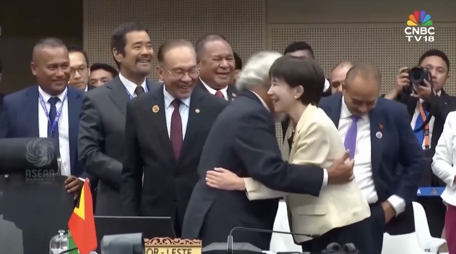 Perdana Menteri Jepang Sanae Takaichi bereaksi saat Perdana Menteri Timor-Leste Kay Rala Xanana Gusmao menyambutnya selama KTT ASEAN-Jepang ke-28, sebagai bagian dari KTT ASEAN ke-47 dan KTT Terkait di Kuala Lumpur, Malaysia, 26 Oktober 2025. (REUTERS/Chalinee Thirasupa/Pool)