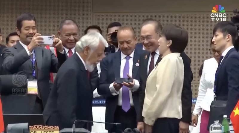 Perdana Menteri Jepang Sanae Takaichi bereaksi saat Perdana Menteri Timor-Leste Kay Rala Xanana Gusmao menyambutnya selama KTT ASEAN-Jepang ke-28, sebagai bagian dari KTT ASEAN ke-47 dan KTT Terkait di Kuala Lumpur, Malaysia, 26 Oktober 2025. Perdana Menteri Jepang Sanae Takaichi bereaksi saat Perdana Menteri Timor-Leste Kay Rala Xanana Gusmao menyambutnya selama KTT ASEAN-Jepang ke-28, sebagai bagian dari KTT ASEAN ke-47 dan KTT Terkait di Kuala Lumpur, Malaysia, 26 Oktober 2025. (REUTERS/Chalinee Thirasupa/Pool)