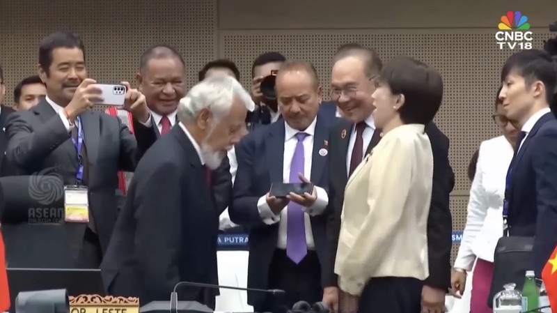 Perdana Menteri Jepang Sanae Takaichi bereaksi saat Perdana Menteri Timor-Leste Kay Rala Xanana Gusmao menyambutnya selama KTT ASEAN-Jepang ke-28, sebagai bagian dari KTT ASEAN ke-47 dan KTT Terkait di Kuala Lumpur, Malaysia, 26 Oktober 2025. (REUTERS/Chalinee Thirasupa/Pool)