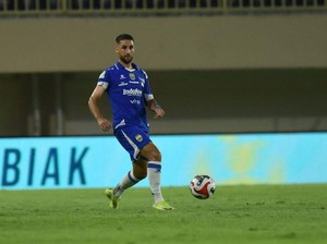 Persib Ungguli Persis Solo di Babak Pertama, Lucho Diusir Wasit!