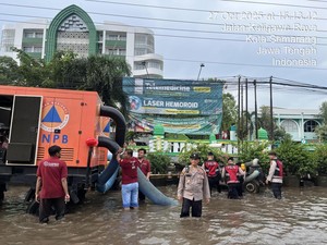 Polda Jateng Terus Bantu Warga hingga Hari Keenam Banjir di Kaligawe