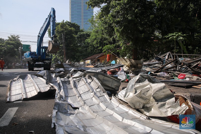 Petugas menggunakan eskavator saat membongkar Pasar Hewan di Jalan Barito Satu, Jakarta Selatan, Senin (27/10/2025). Pembongkaran dilakukan sebagai bagian dari proyek penataan kawasan menjadi Taman Bendera Pusaka. Petugas menggunakan eskavator saat membongkar Pasar Hewan di Jalan Barito Satu, Jakarta Selatan, Senin (27/10/2025). Pembongkaran dilakukan sebagai bagian dari proyek penataan kawasan menjadi Taman Bendera Pusaka. (CNBC Indonesia/Faisal Rahman)