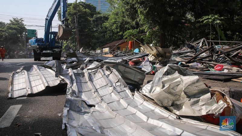 Petugas menggunakan eskavator saat membongkar Pasar Hewan di Jalan Barito Satu, Jakarta Selatan, Senin (27/10/2025). Pembongkaran dilakukan sebagai bagian dari proyek penataan kawasan menjadi Taman Bendera Pusaka. Petugas menggunakan eskavator saat membongkar Pasar Hewan di Jalan Barito Satu, Jakarta Selatan, Senin (27/10/2025). Pembongkaran dilakukan sebagai bagian dari proyek penataan kawasan menjadi Taman Bendera Pusaka. (CNBC Indonesia/Faisal Rahman)