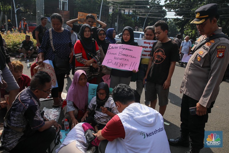 Petugas menggunakan eskavator saat membongkar Pasar Hewan di Jalan Barito Satu, Jakarta Selatan, Senin (27/10/2025). Pembongkaran dilakukan sebagai bagian dari proyek penataan kawasan menjadi Taman Bendera Pusaka. Petugas menggunakan eskavator saat membongkar Pasar Hewan di Jalan Barito Satu, Jakarta Selatan, Senin (27/10/2025). Pembongkaran dilakukan sebagai bagian dari proyek penataan kawasan menjadi Taman Bendera Pusaka. (CNBC Indonesia/Faisal Rahman)