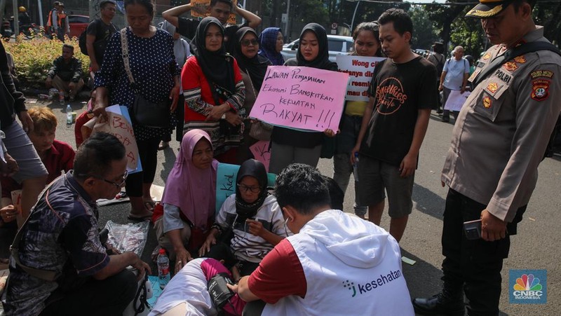 Petugas menggunakan eskavator saat membongkar Pasar Hewan di Jalan Barito Satu, Jakarta Selatan, Senin (27/10/2025). Pembongkaran dilakukan sebagai bagian dari proyek penataan kawasan menjadi Taman Bendera Pusaka. Petugas menggunakan eskavator saat membongkar Pasar Hewan di Jalan Barito Satu, Jakarta Selatan, Senin (27/10/2025). Pembongkaran dilakukan sebagai bagian dari proyek penataan kawasan menjadi Taman Bendera Pusaka. (CNBC Indonesia/Faisal Rahman)