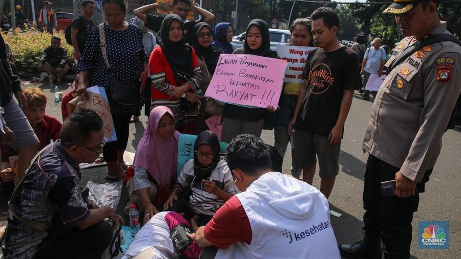Petugas menggunakan eskavator saat membongkar Pasar Hewan di Jalan Barito Satu, Jakarta Selatan, Senin (27/10/2025). Pembongkaran dilakukan sebagai bagian dari proyek penataan kawasan menjadi Taman Bendera Pusaka. Petugas menggunakan eskavator saat membongkar Pasar Hewan di Jalan Barito Satu, Jakarta Selatan, Senin (27/10/2025). Pembongkaran dilakukan sebagai bagian dari proyek penataan kawasan menjadi Taman Bendera Pusaka. (CNBC Indonesia/Faisal Rahman)
