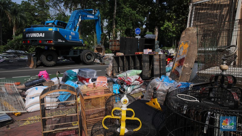 Petugas menggunakan eskavator saat membongkar Pasar Hewan di Jalan Barito Satu, Jakarta Selatan, Senin (27/10/2025). Pembongkaran dilakukan sebagai bagian dari proyek penataan kawasan menjadi Taman Bendera Pusaka. Petugas menggunakan eskavator saat membongkar Pasar Hewan di Jalan Barito Satu, Jakarta Selatan, Senin (27/10/2025). Pembongkaran dilakukan sebagai bagian dari proyek penataan kawasan menjadi Taman Bendera Pusaka. (CNBC Indonesia/Faisal Rahman)