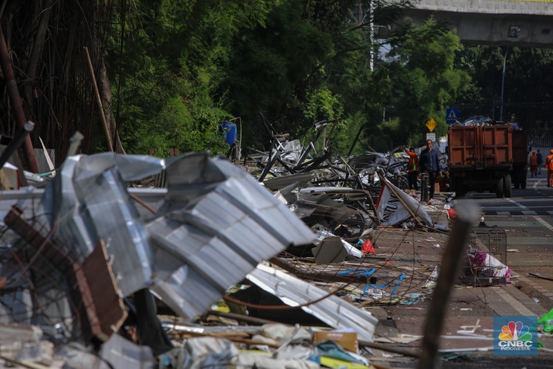 Petugas menggunakan eskavator saat membongkar Pasar Hewan di Jalan Barito Satu, Jakarta Selatan, Senin (27/10/2025). Pembongkaran dilakukan sebagai bagian dari proyek penataan kawasan menjadi Taman Bendera Pusaka. Petugas menggunakan eskavator saat membongkar Pasar Hewan di Jalan Barito Satu, Jakarta Selatan, Senin (27/10/2025). Pembongkaran dilakukan sebagai bagian dari proyek penataan kawasan menjadi Taman Bendera Pusaka. (CNBC Indonesia/Faisal Rahman)