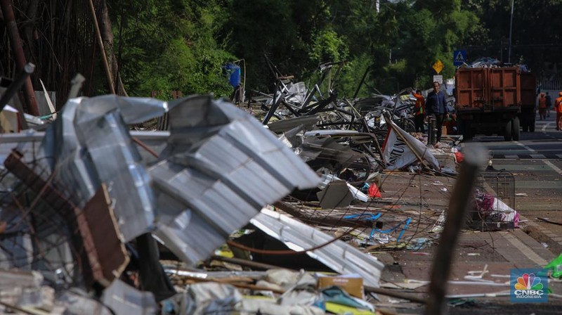Petugas menggunakan eskavator saat membongkar Pasar Hewan di Jalan Barito Satu, Jakarta Selatan, Senin (27/10/2025). Pembongkaran dilakukan sebagai bagian dari proyek penataan kawasan menjadi Taman Bendera Pusaka. Petugas menggunakan eskavator saat membongkar Pasar Hewan di Jalan Barito Satu, Jakarta Selatan, Senin (27/10/2025). Pembongkaran dilakukan sebagai bagian dari proyek penataan kawasan menjadi Taman Bendera Pusaka. (CNBC Indonesia/Faisal Rahman)