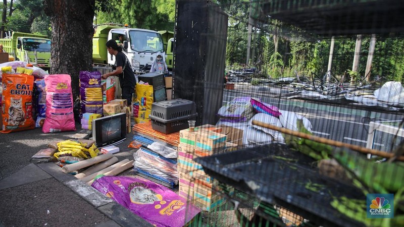 Petugas menggunakan eskavator saat membongkar Pasar Hewan di Jalan Barito Satu, Jakarta Selatan, Senin (27/10/2025). Pembongkaran dilakukan sebagai bagian dari proyek penataan kawasan menjadi Taman Bendera Pusaka. Petugas menggunakan eskavator saat membongkar Pasar Hewan di Jalan Barito Satu, Jakarta Selatan, Senin (27/10/2025). Pembongkaran dilakukan sebagai bagian dari proyek penataan kawasan menjadi Taman Bendera Pusaka. (CNBC Indonesia/Faisal Rahman)